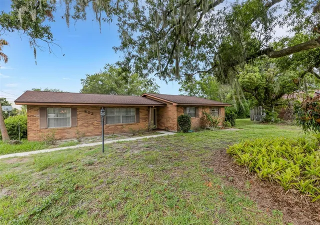 Photo 1 of Sale Pending at 402 Aberdeen Ct N, Lakeland, FL 33813 | MLS# L4963827 | Listing updated on 2026-10-09