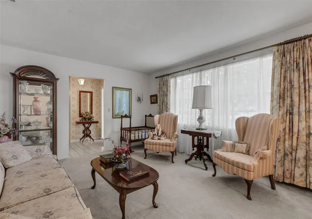 Photo 3 of Sale Pending at 402 Aberdeen Ct N, Lakeland, FL 33813 | MLS# L4963827 | Listing updated on 2026-10-09