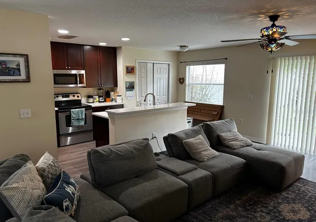 Photo 3 of Townhouse for sale at 5085 Kingscrest Ln, Oviedo, FL 32765 | MLS# O6428469 | Listing updated on 2026-09-16