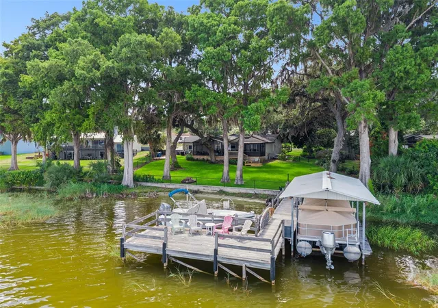 Photo 3 of Single family home for sale at 1000 N Lakeshore Blvd, Howey In The Hills, FL 34737 | MLS# O6428479 | Listing updated on 2026-08-24