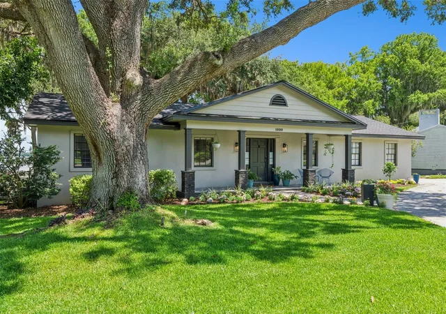Photo 4 of Single family home for sale at 1000 N Lakeshore Blvd, Howey In The Hills, FL 34737 | MLS# O6428479 | Listing updated on 2026-08-24