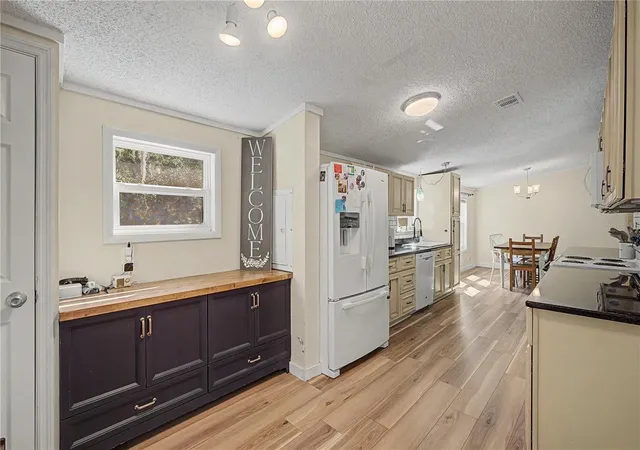 Photo 4 of Sale Pending at 3935 Ewell Rd, Lakeland, FL 33811 | MLS# TB8533183 | Listing updated on 2026-10-27