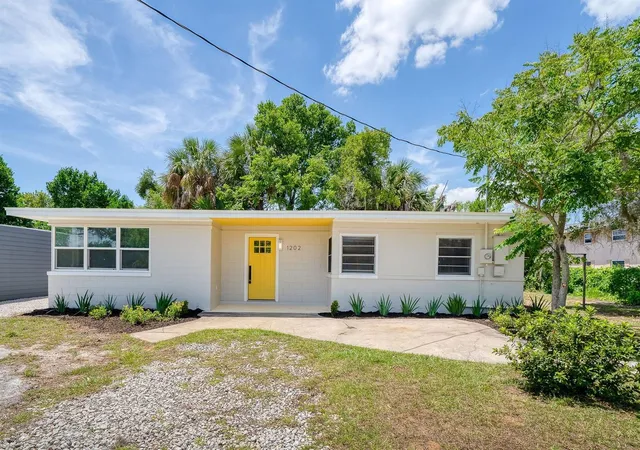 Photo 1 of Single family home for sale at 1202 E Caroline St, Tavares, FL 32778 | MLS# TB8533197 | Listing updated on 2026-09-25