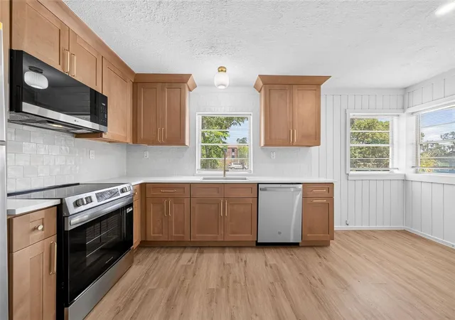 Photo 4 of Single family home for sale at 1202 E Caroline St, Tavares, FL 32778 | MLS# TB8533197 | Listing updated on 2026-09-25