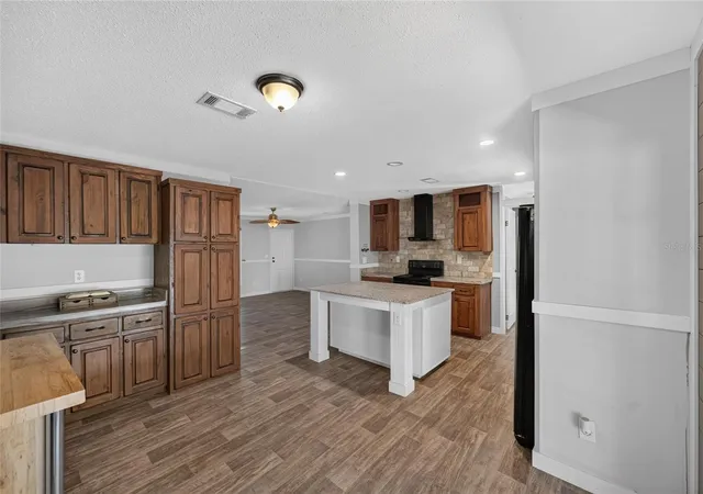 Photo 2 of Manufactured home for sale at 4830 Ne 121 Avenue, Williston, FL 32696 | MLS# OM729278 | Listing updated on 2026-09-01