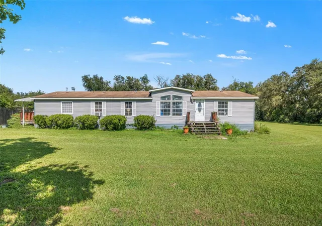 3rd image of 8512 Hamster Dr, Zephyrhills, FL 33540 | MLS# W7888028