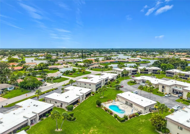 Listing Photo 2 - Condo for sale in building located at 1716 Lakeside Dr, Venice, FL 34293 - Unit #1714B
