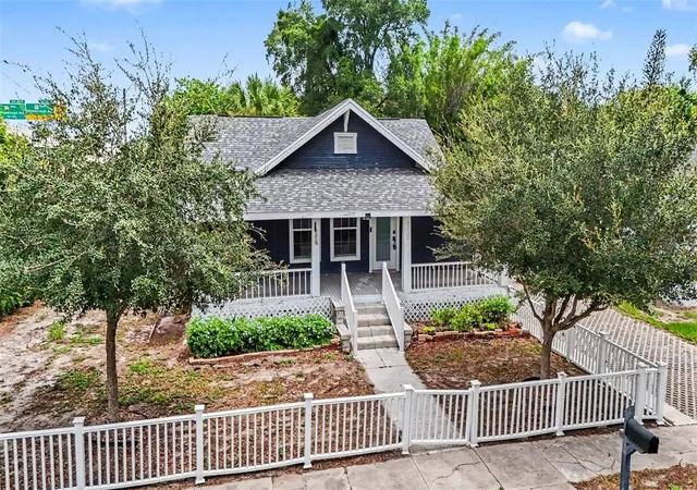 Photo 1 of Single family home for sale at 800 E Genesee St, Tampa, FL 33603 | MLS# TB8533430 | Listing updated on 2026-09-02