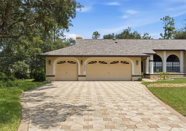 3rd image of 10307 Waters Edge Ct, Weeki Wachee, FL 34613 | MLS# W7888040