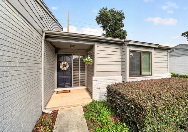 Photo 3 of Sale Pending at 1904 Se 37th Court Cir, Ocala, FL 34471 | MLS# OM729333 | Listing updated on 2026-09-20