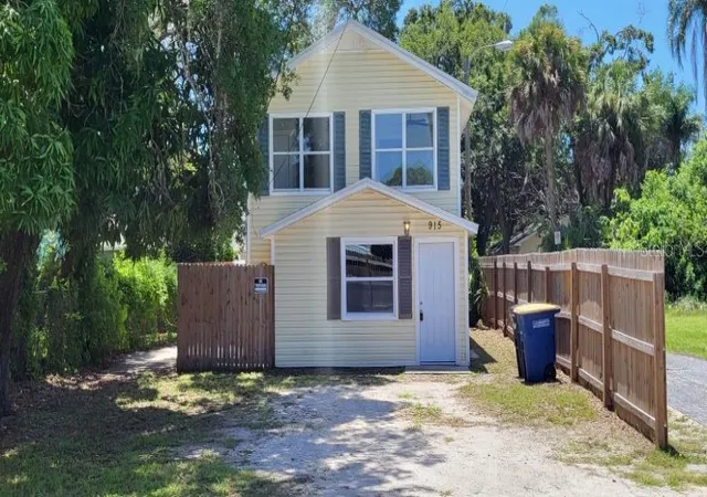 Photo 1 of Single family home for sale at 915 Seminole St, CLEARWATER, FL 33755 | MLS# TB8533467 | Listing updated on 2026-10-15