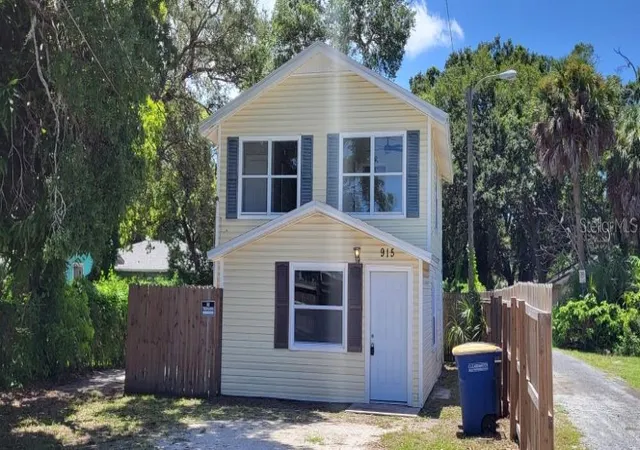 Photo 2 of Single family home for sale at 915 Seminole St, Clearwater, FL 33755 | MLS# TB8533467 | Listing updated on 2026-10-15