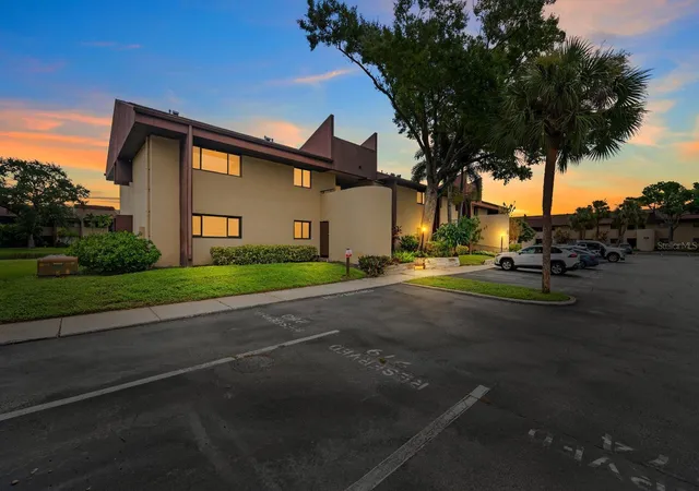 Listing Photo 2 - Condo for sale in building located at 875 S Vlg Dr N, ST PETERSBURG, FL 33716 - Unit #101