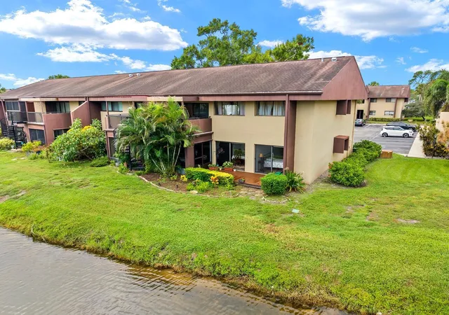 Listing Photo 3 - Condo for sale in building located at 875 S Vlg Dr N, ST PETERSBURG, FL 33716 - Unit #101