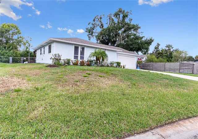 Photo 3 of Single family home for sale at 5011 Leon Dr, Palmetto, FL 34221 | MLS# TB8533497 | Listing updated on 2026-09-07
