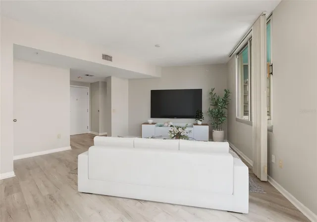 Photo 4 of Condo for sale at 322 E Central Blvd #1910, Orlando, FL 32801 | MLS# O6428866 | Listing updated on 2026-09-08