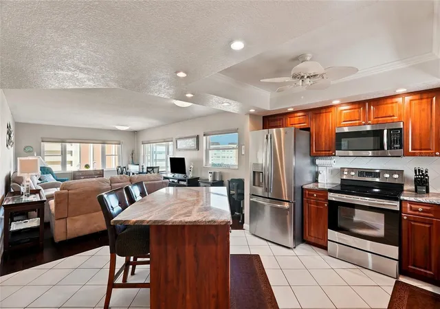 Photo 3 of Condo for sale at 4550 Cove Cir #1009, Saint Petersburg, FL 33708 | MLS# TB8533540 | Listing updated on 2026-09-24