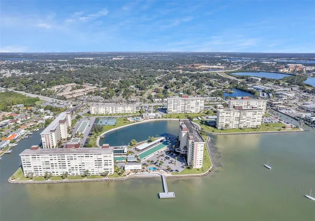 Listing Photo 2 - Condo for sale in Washington Towers (Long Bayou) located at 4550 Cvs Cir, St. Petersburg, FL 33708 - Unit #1009