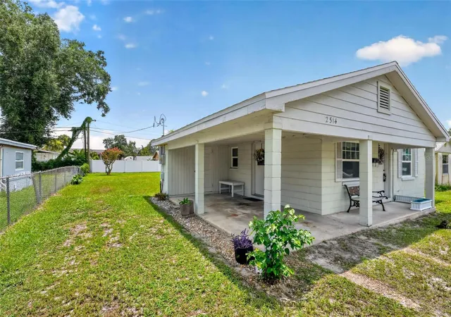 Photo 3 of Single family home for sale at 2514 Drake Dr, Orlando, FL 32810 | MLS# O6428891 | Listing updated on 2026-09-20