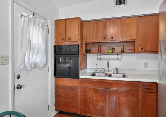 Photo 4 of Single family home for sale at 2514 Drake Dr, Orlando, FL 32810 | MLS# O6428891 | Listing updated on 2026-09-20