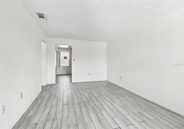 2nd image of 101 Lake Hunter Dr #11, Lakeland, FL 33803 | MLS# L4963875