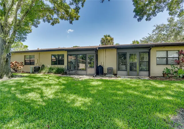 2nd image of 1119 9Th Cir Se, LARGO, FL 33771