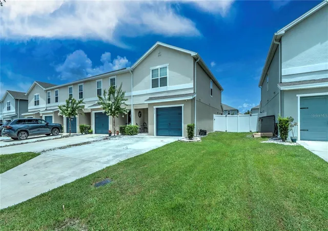 Photo 3 of Townhouse for sale at 2933 Fieldwood Cir, Saint Cloud, FL 34772 | MLS# S5154577 | Listing updated on 2026-08-12