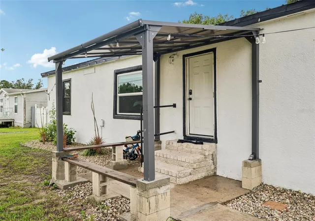 Photo 3 of Manufactured home for sale at 8620 Indian Ridge Trl, Lakeland, FL 33810 | MLS# TB8533661 | Listing updated on 2026-10-01