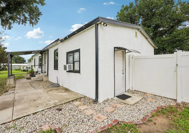 Photo 4 of Manufactured home for sale at 8620 Indian Ridge Trl, Lakeland, FL 33810 | MLS# TB8533661 | Listing updated on 2026-10-01