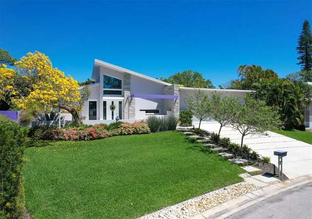 Photo 2 of Single family home for sale at 1556 Eastbrook Dr, Sarasota, FL 34231 | MLS# A4701375 | Listing updated on 2026-08-26