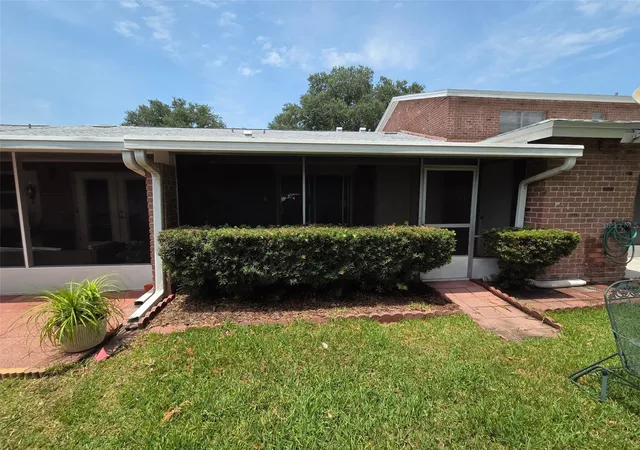 Photo 2 of Townhouse for sale at 5860 La Costa Dr, Orlando, FL 32807 | MLS# O6429026 | Listing updated on 2026-08-25