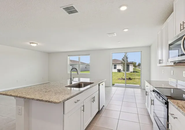 Photo 4 of Single family home for sale at 1368 Oak Valley Dr, Auburndale, FL 33823 | MLS# TB8533756 | Listing updated on 2026-10-10