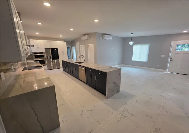 Photo 4 of Single family home for sale at 1911 W Amelia St, Orlando, FL 32805 | MLS# O6429066 | Listing updated on 2026-10-10