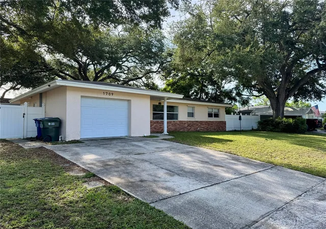 3rd image of 1709 Eaton Dr Ne, Clearwater, FL 33756 | MLS# TB8533800