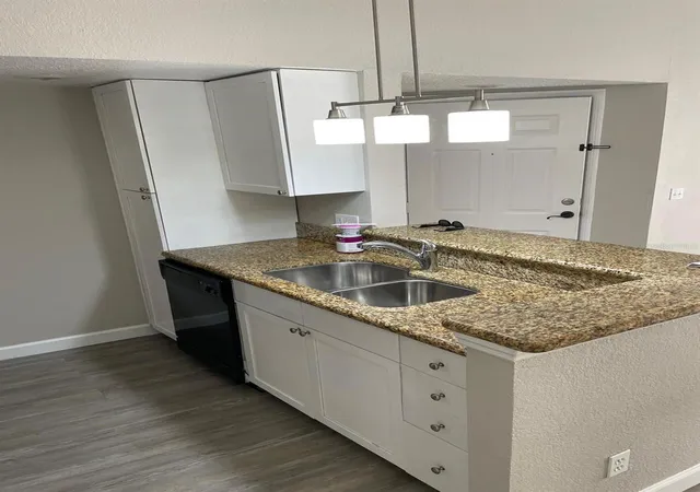 Photo 4 of Condo for sale at 5140 Conroy Rd #35, Orlando, FL 32811 | MLS# O6429100 | Listing updated on 2026-08-26