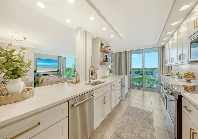 3rd image of 2425 Gulf Of Mexico Dr #1B, Longboat Key, FL 34228 | MLS# A4701426
