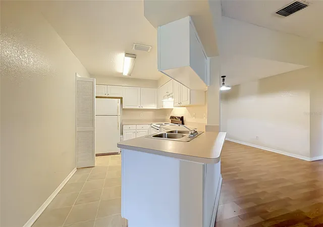 Listing Photo 5 - Condo for sale in building located at 2550 N Alafaya Trl, Orlando, FL 32826 - Unit #12205