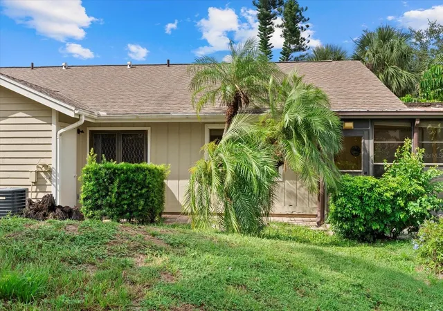 Photo 2 of House for sale at 3001 Seawind Cir #10C, Venice, FL 34293 | MLS# A4701444 | Listing updated on 2026-07-30