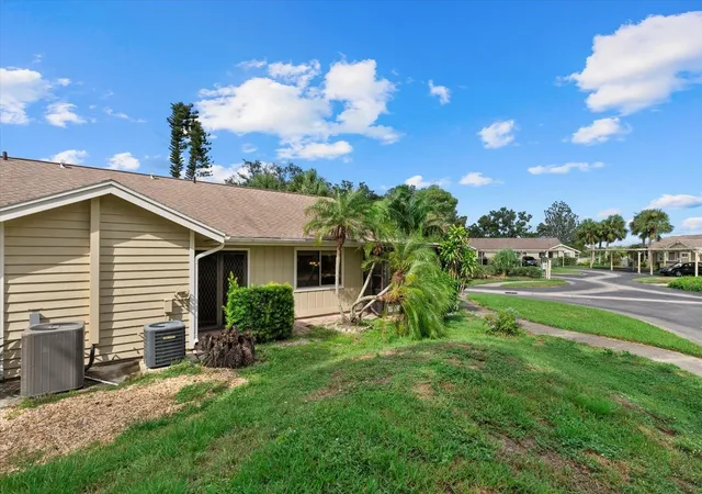 Photo 3 of House for sale at 3001 Seawind Cir #10C, Venice, FL 34293 | MLS# A4701444 | Listing updated on 2026-07-30