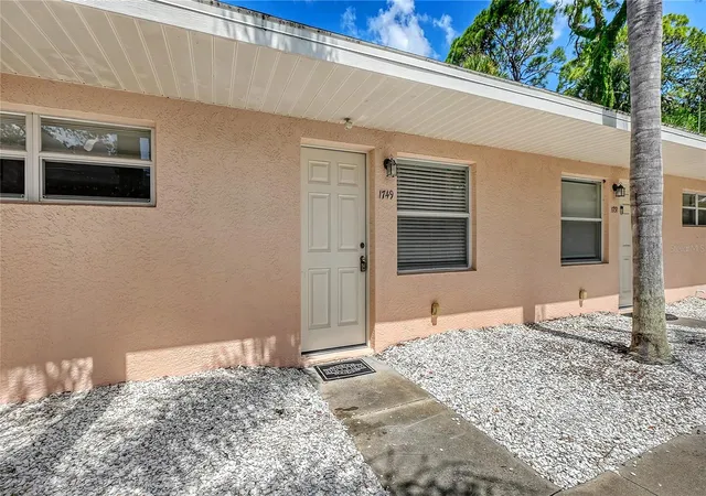 2nd image of 1749 Hillview St #1, Sarasota, FL 34239 | MLS# A4701452