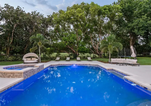 3rd image of 9921 Lake Louise Dr, Windermere, FL 34786 | MLS# O6429164