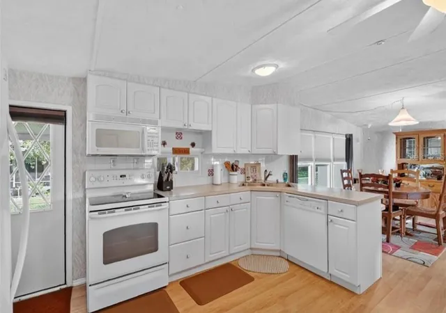Photo 3 of Manufactured home for sale at 11905 Linda Ave, Tavares, FL 32778 | MLS# O6429167 | Listing updated on 2026-09-30