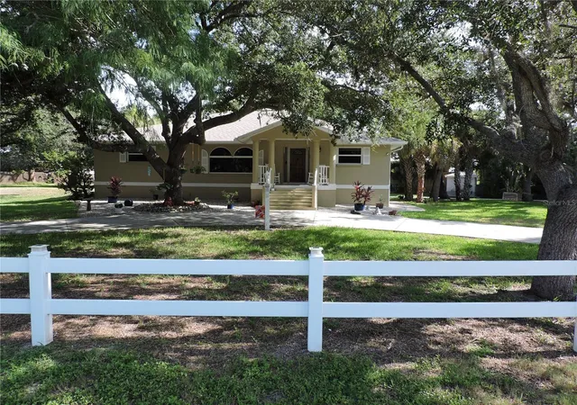 Single family home for sale at 905 Colonial Rd, VENICE, FL 34293 | MLS# A4701469