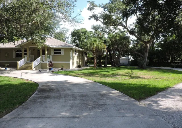 Photo 4 of Single family home for sale at 905 Colonial Rd, Venice, FL 34293 | MLS# A4701469 | Listing updated on 2026-10-29