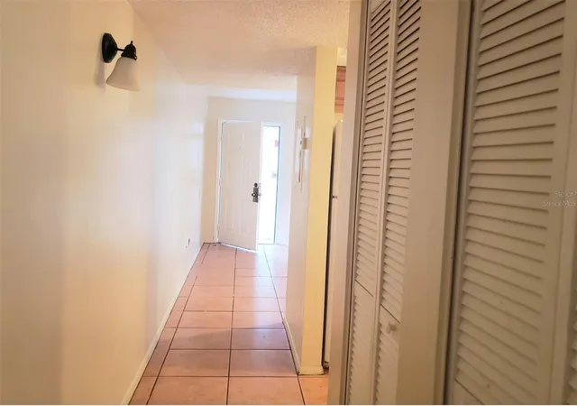 Listing Photo 3 - Condo for sale in building located at 7100 Waterside Dr, TAMPA, FL 33617