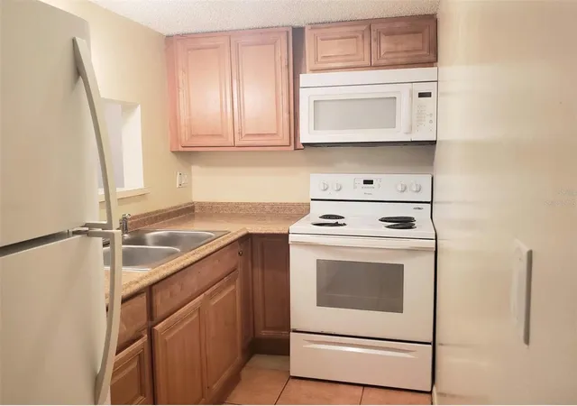 Listing Photo 4 - Condo for sale in building located at 7100 Waterside Dr, TAMPA, FL 33617