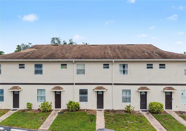 Photo 2 of Townhouse for sale at 2106 Pine Chace Ct, Tampa, FL 33613 | MLS# TB8534029 | Listing updated on 2026-09-24