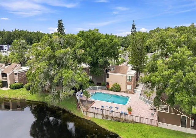 2nd image of 10415 Carrollbrook Cir, TAMPA, FL 33618