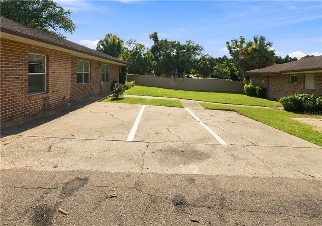 2nd image of 101 Lake Hunter Dr #12, Lakeland, FL 33803 | MLS# L4963905