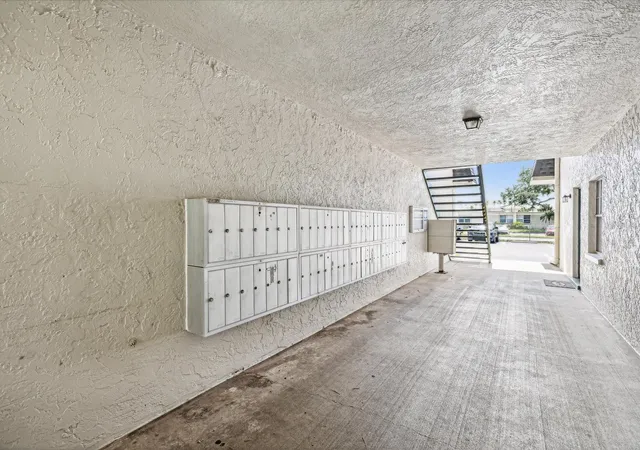 Listing Photo 2 - Condo for sale in building located at 4335 Aegean Dr, Tampa, FL 33611 - Unit #128A